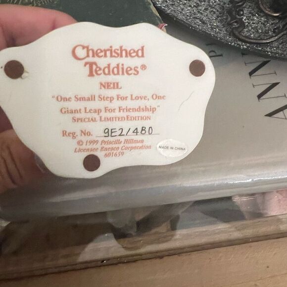 Cherished Teddies 601659 Neil Astronaut Rock Year 2000 Flag Figurine. - Picture 3 of 5
